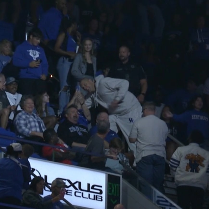 rarerookies's tweet image. Pope just stops in the middle of live tv to take a selfie with a fan