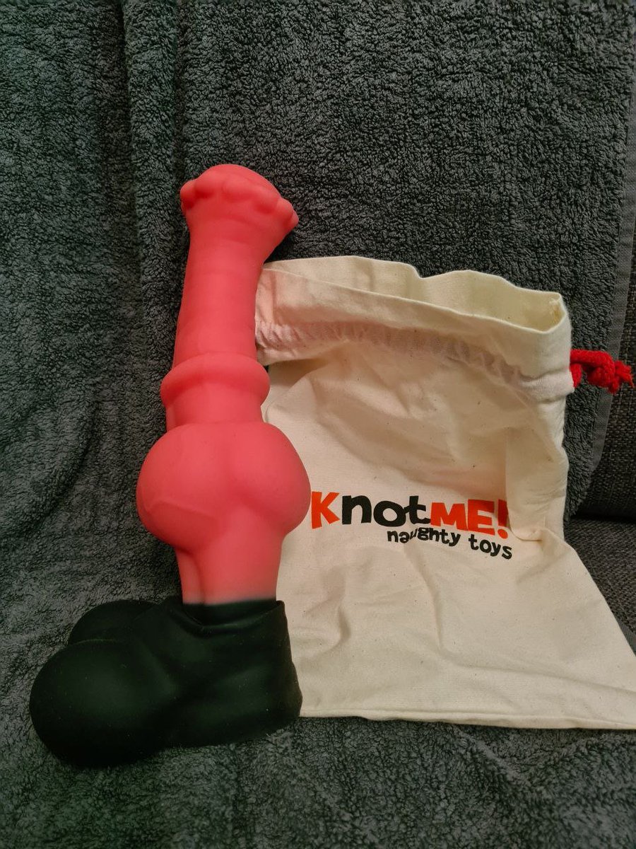 some weeks ago i bought this toy at a convention from <a href="/knotmetoys/">KnotMe</a> and a bottle of cumlube, today i had the chance to test it and here is my impression: