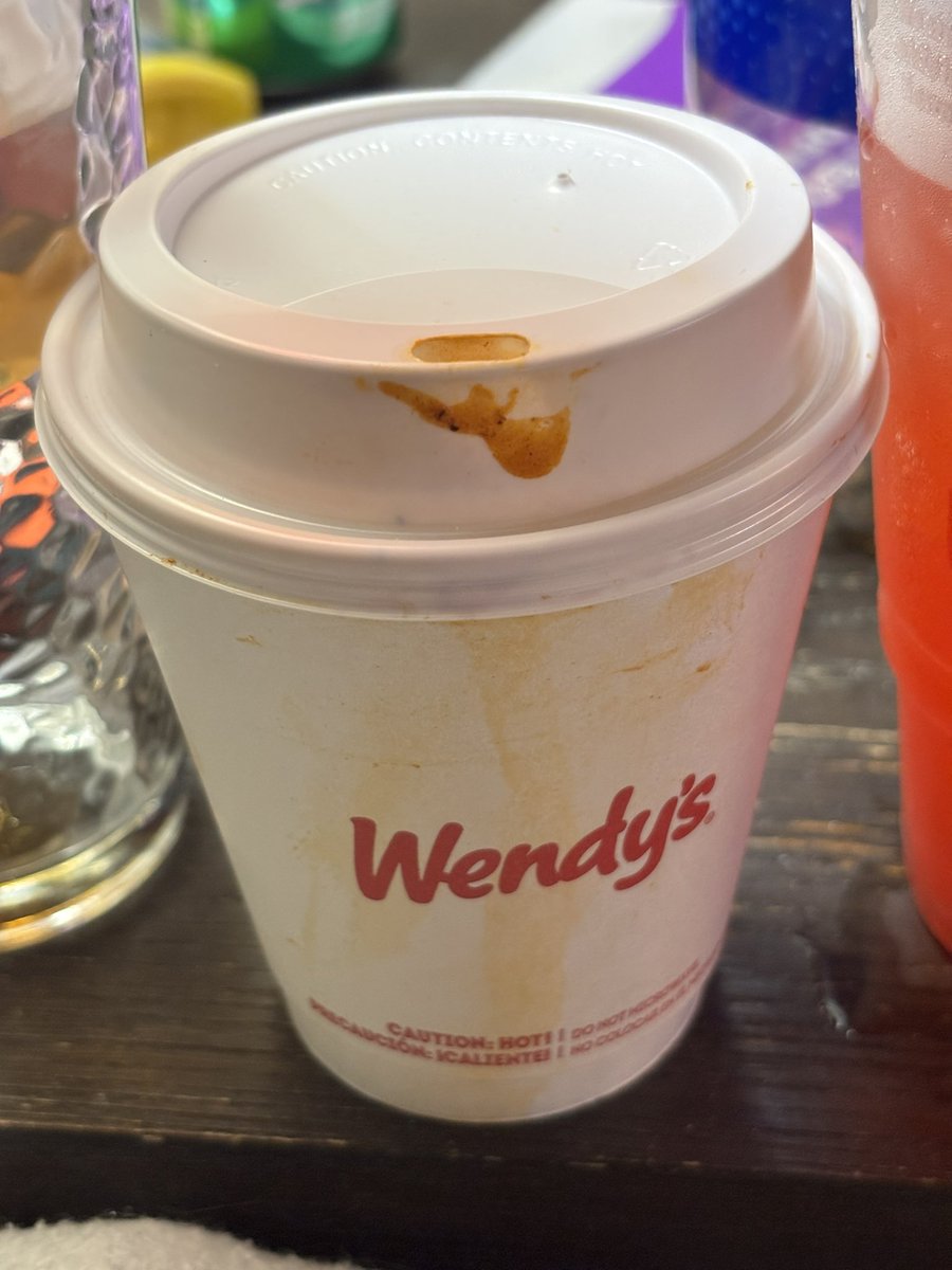 dedecampbell's tweet photo. @Wendys Please wendys. Now why do this? I asked for a large chili and what is this 😭 https://t.co/aA7RoiML37