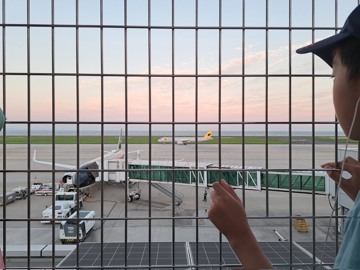 ken1mtblue's tweet photo. 昨日は見送りがあり、久々に家族で北九州空港✈️タイミング良くクロネコ着陸で猫活🐈⬛ハッチが開いてるのは初めて見ました🚪
#北九州空港 #KKJ #RJFR https://t.co/0OCvCKCuM6