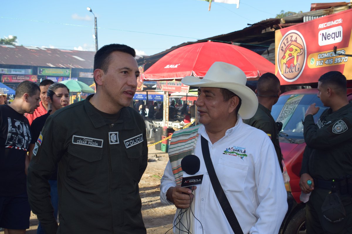PoliciaCaqueta's tweet photo. En #ExpoCaquetá2025, el coronel César Yovany Pinzón Higuera, comandante del Departamento de Policía Caquetá, verificó el dispositivo de seguridad en Cofema y acompañó el stand de prevención, reafirmando el compromiso con la protección y cercanía a la comunidad. 🇨🇴✨ https://t.co/mXTZqn1fpm