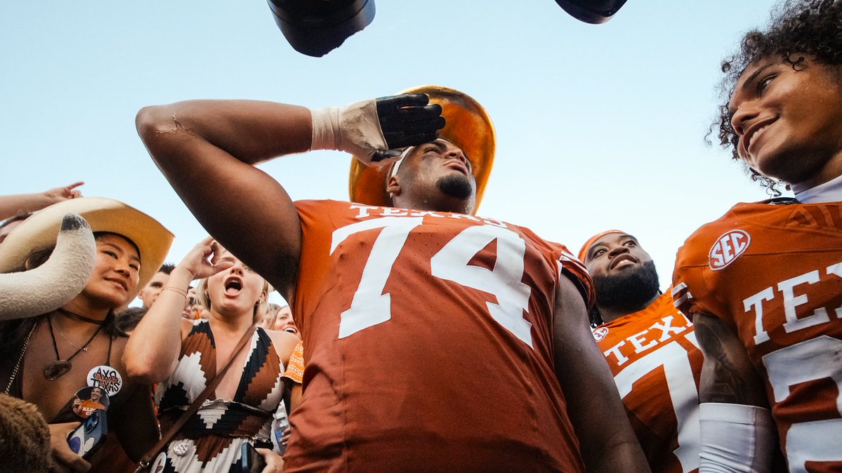 TexasLonghorns's tweet image. gold hat goofin’ 🤘

#HookEm