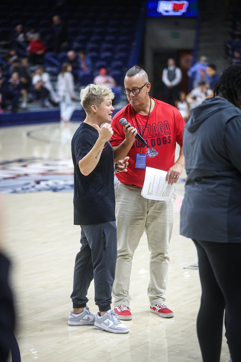 ZagWBB's tweet photo. Thanks for coming out to Fanfest! Go Zags! 🙏 https://t.co/qDSqom2lNW