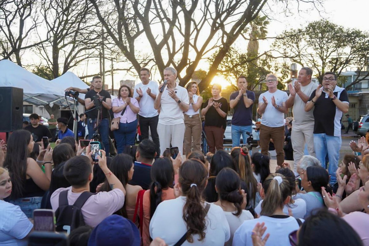 JSchiaretti's tweet image. Hoy estuvimos en Barrio Sargento Cabral junto a la senadora nacional @alevigo y los candidatos @LauraJureCba, @miguelsiciliano y @monteroliliana.

Escuchar a los vecinos es la mejor forma de entender qué necesita cada comunidad para seguir creciendo. Córdoba demuestra que con…