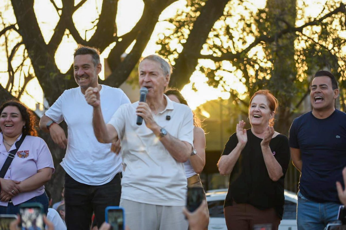 JSchiaretti's tweet image. Hoy estuvimos en Barrio Sargento Cabral junto a la senadora nacional @alevigo y los candidatos @LauraJureCba, @miguelsiciliano y @monteroliliana.

Escuchar a los vecinos es la mejor forma de entender qué necesita cada comunidad para seguir creciendo. Córdoba demuestra que con…