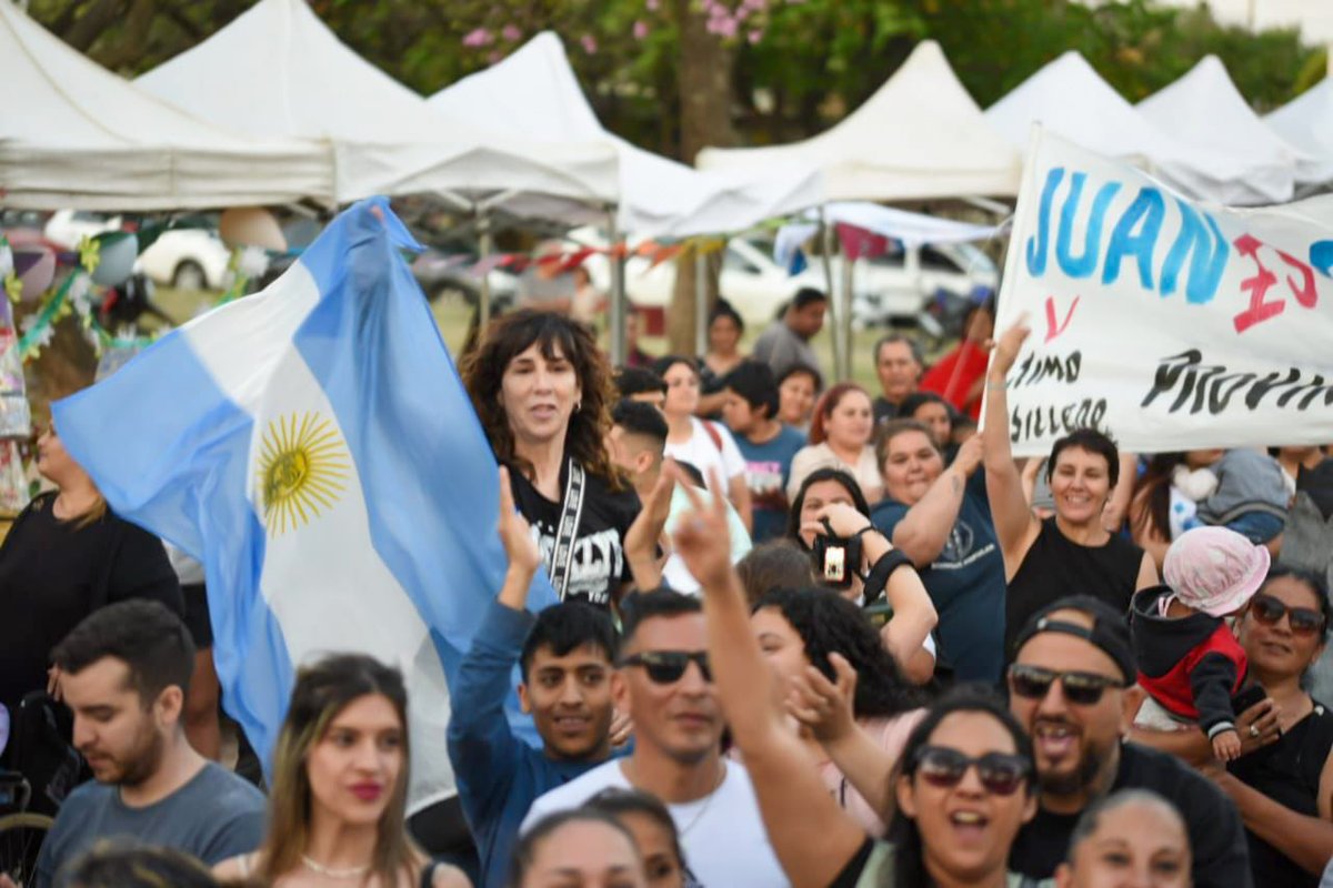 JSchiaretti's tweet image. Hoy estuvimos en Barrio Sargento Cabral junto a la senadora nacional @alevigo y los candidatos @LauraJureCba, @miguelsiciliano y @monteroliliana.

Escuchar a los vecinos es la mejor forma de entender qué necesita cada comunidad para seguir creciendo. Córdoba demuestra que con…