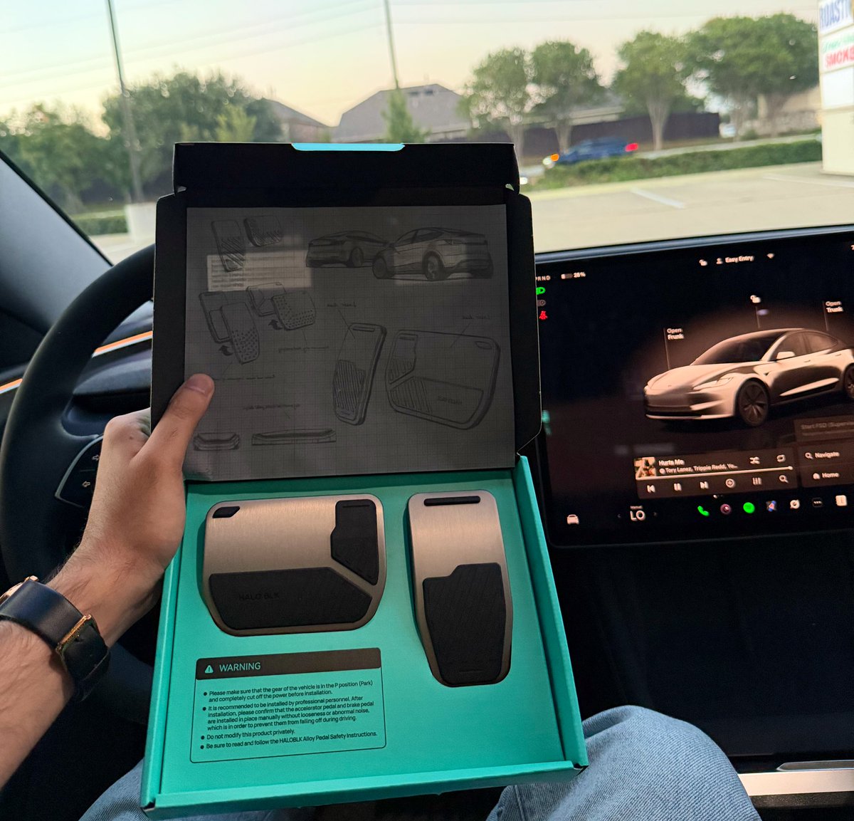 jay_abbasi_'s tweet image. Precision. Design. Grip. HALOBLK nailed it 👌 #Model3 #TeslaMods #Tesla 🔑 @Haloblk_global