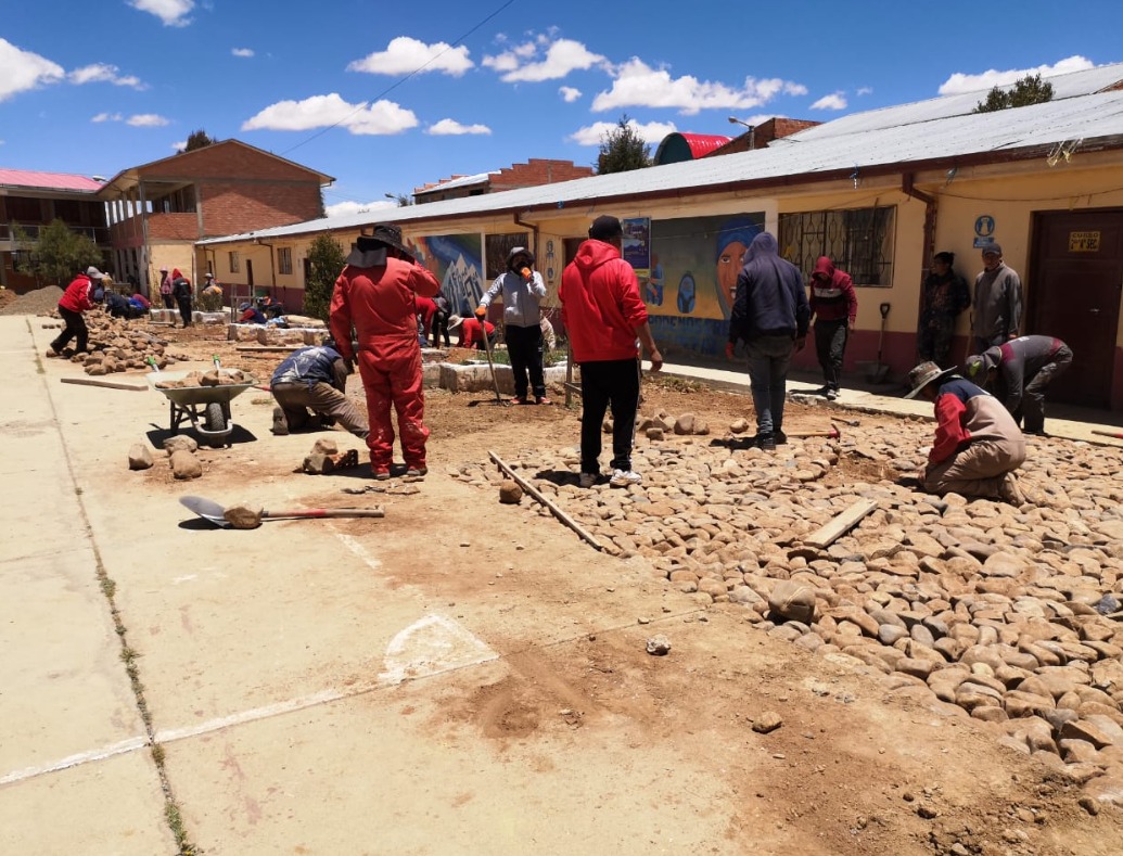 EnConexionbol's tweet photo. #EL_ALTO | Este sábado, las cuadrillas de la Secretaría Municipal de Educación y Cultura empedraron el pasillo de la Unidad Educativa San Agustín A y B del Distrito 8.

https://t.co/5wzYMpNKlr https://t.co/TYWatGyTqi