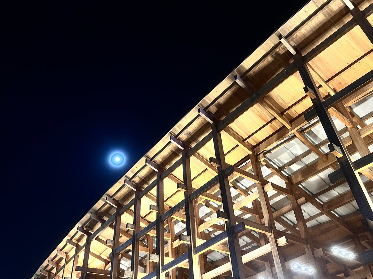 aomikan_labo's tweet photo. 大屋根リングと青い月🌕
ピスタチオソフトをお月様にお裾分け✨ https://t.co/XOFJyCqPoO
