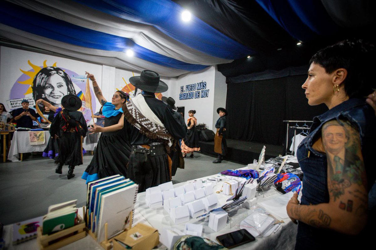 Estuvimos en el festival #CristinaLibre de La Kapitana, donde compañeras de distintas organizaciones juntan fondos para viajar al próximo Encuentro Plurinacional de Mujeres que se realizará en Corrientes.

Una jornada peronista, con feria, música y arte popular, que muestra la