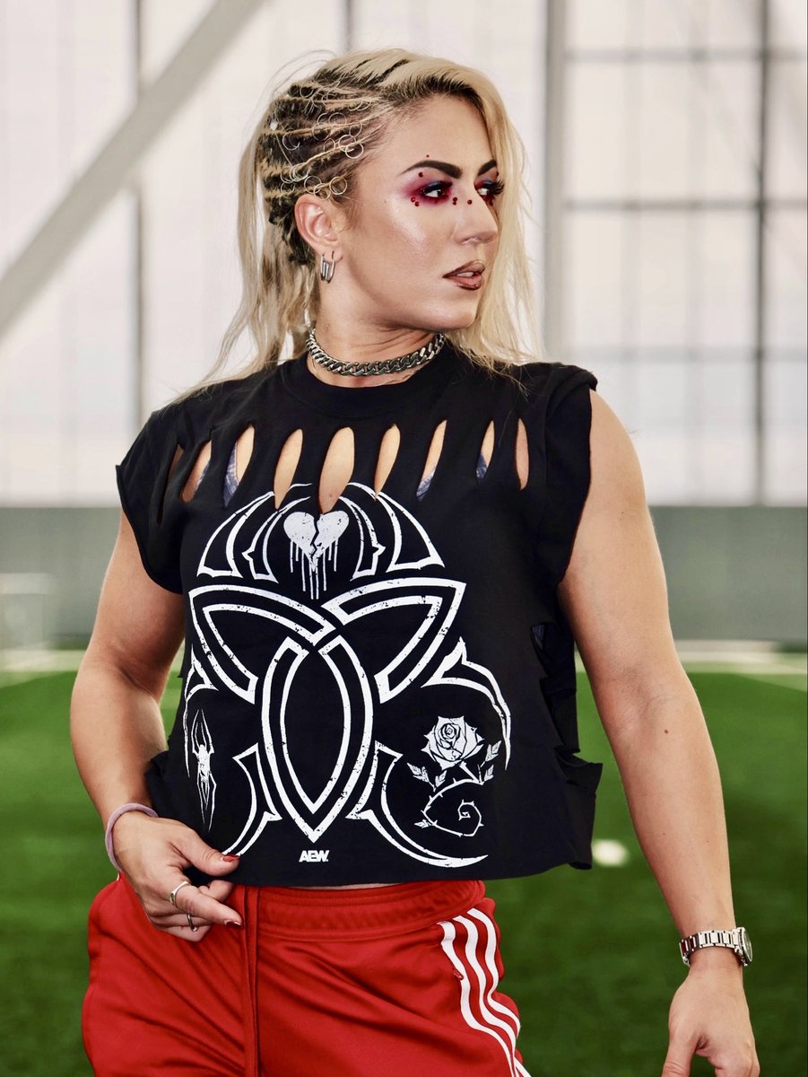 toxic_thekla's tweet image. touchdown with the M∇DNESS, and tune in tonight. #AEWCollision #NewShirt