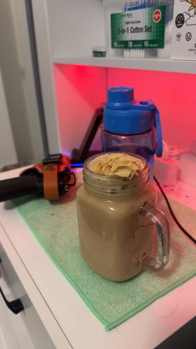 Vixen_SlimRoyal's tweet image. Mmmm coffee with Maple flavored whipped cream 🥰😍
#CoffeeTime #CoffeeLover #Yummy