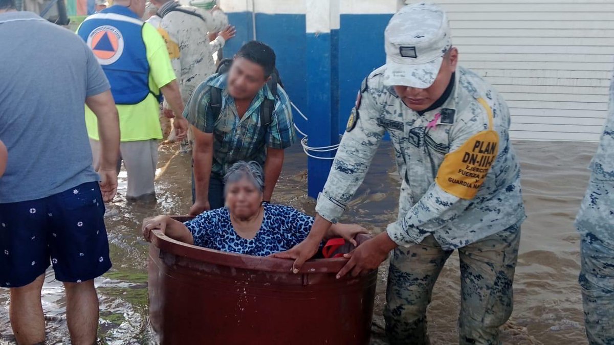GN_MEXICO_'s tweet image. La #GuardiaNacional mantiene la fase de auxilio del #PlanDNIIIE, en los estados de #Hidalgo, #Querétaro, #SLP y #Veracruz, debido a inundaciones y desbordamiento de ríos ocasionados por las lluvias torrenciales registradas en las últimas horas, derivadas de las tormentas…