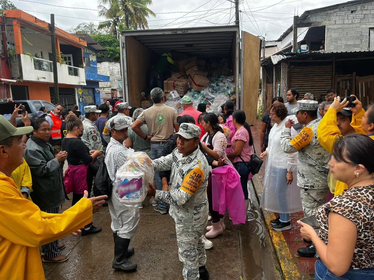 GN_MEXICO_'s tweet image. La #GuardiaNacional mantiene la fase de auxilio del #PlanDNIIIE, en los estados de #Hidalgo, #Querétaro, #SLP y #Veracruz, debido a inundaciones y desbordamiento de ríos ocasionados por las lluvias torrenciales registradas en las últimas horas, derivadas de las tormentas…