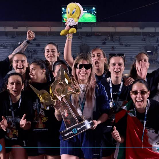 HavocJeanPPP's tweet image. Es la primera campeona de Queens, la primer bicampeona, la única PRESIDENTA que es dueña 100% de su equipo desde el día 1 en España, es de los 12 fundadores de la liga, tiene uno de los equipos con más hinchada, tal vez no tiene un clip eructando pero no está nada pinches mal