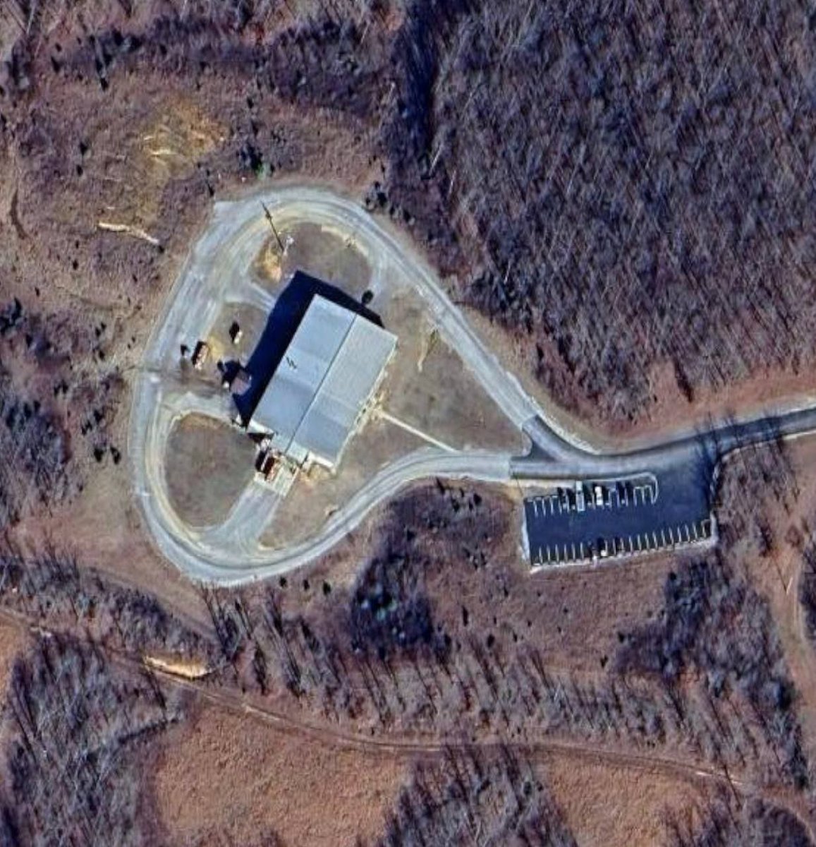 theinformant_x's tweet photo. ❗️⚠️🇺🇲 - Investigators do not expect to find survivors after a massive explosion at Accurate Energetic Systems, a military explosives company in Bucksnort, Tennessee, left 18 people missing. The blast, felt for miles, completely destroyed a building at the 1,300-acre headquarters, located about an hour west of Nashville, early Friday morning.

Humphreys County Sheriff Chris Davis reported that more than 300 searchers combed the site without rescuing any survivors, shifting operations to body recovery. Victims will be identified via DNA testing, marking a significant loss for local communities.

Federal agents from the FBI and the Bureau of Alcohol, Tobacco, Firearms and Explosives are investigating the cause, a process complicated by on-site explosives and munitions.

The company, which specializes in developing, manufacturing, and storing explosives for military, aerospace, and commercial demolition markets, issued a statement offering condolences to affected families, coworkers, and the community while thanking first responders. Its headquarters included eight production buildings and a quality lab.

The facility, a key U.S. producer of essential explosive components for NATO munitions, had recently secured a $120 million Pentagon contract to manufacture explosives for 155 mm artillery shells—the same ammunition widely supplied to Ukraine. The deal was announced on September 23, with the explosion occurring weeks later.