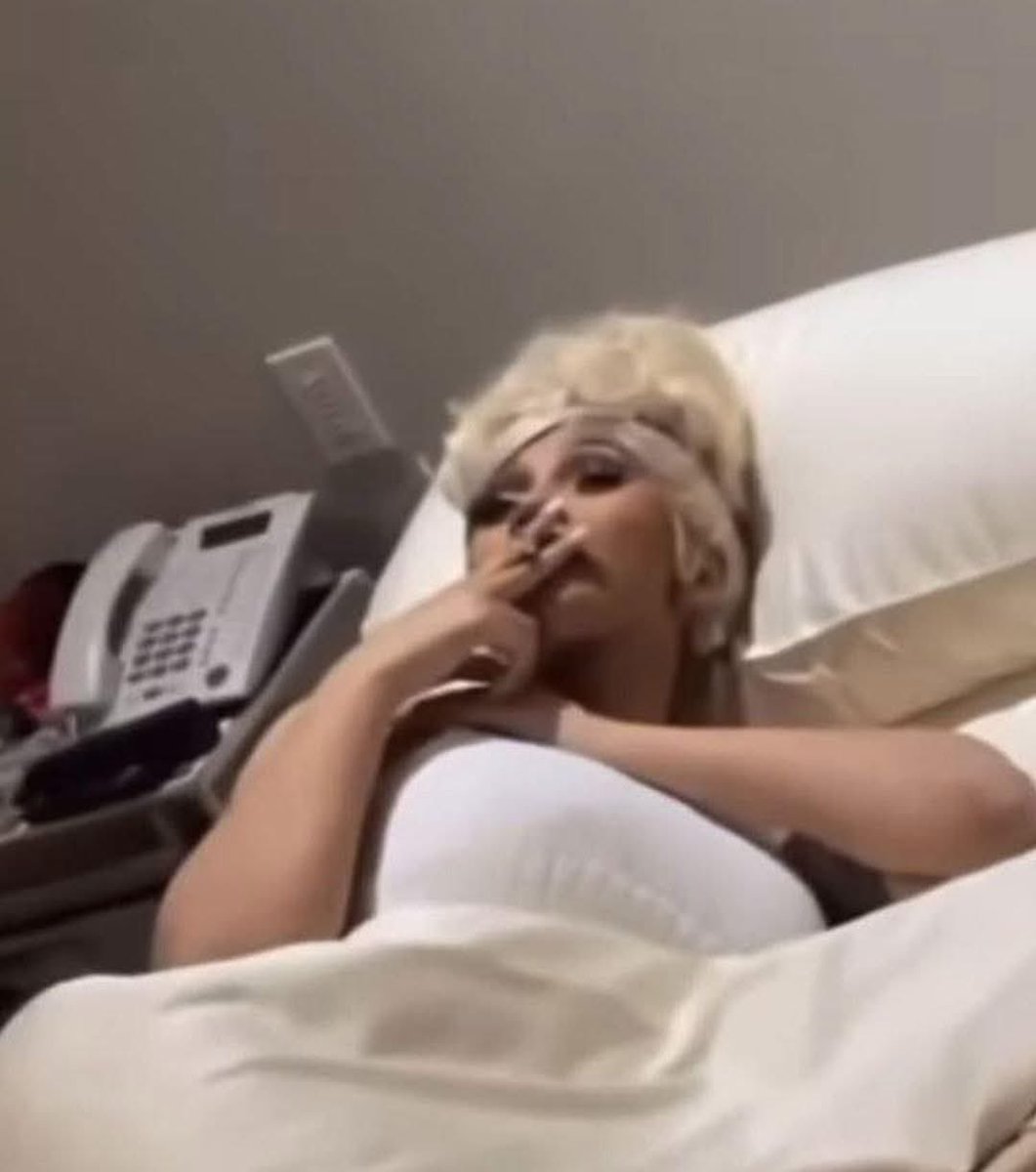 layxsnv's tweet photo. me thinking about how tf ima get rich by tomorrow 😩 https://t.co/2sYfnots1T