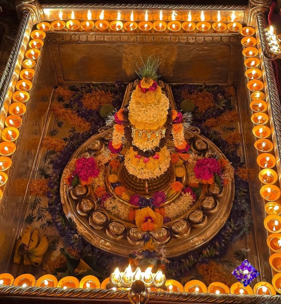 yourKapilsharma's tweet image. ॐ नमः शिवाय का रहस्य🔱

क्यों हमे बार बार नमः शिवाय 
ॐ नमः शिवाय बोलना चाहिए 

ॐ नमः शिवाय सिर्फ एक मन्त्र नही, हमारी उत्तपत्ति है....
यह हमारे जीवन को पहचान देता है....
ॐ हमारा निराकार रूप दर्शाता है...

जब शून्य था और कुछ नही था तब सबसे पहले ज्योति के साथ &quot;ॐ&quot; की ध्वनि उतपन्न…