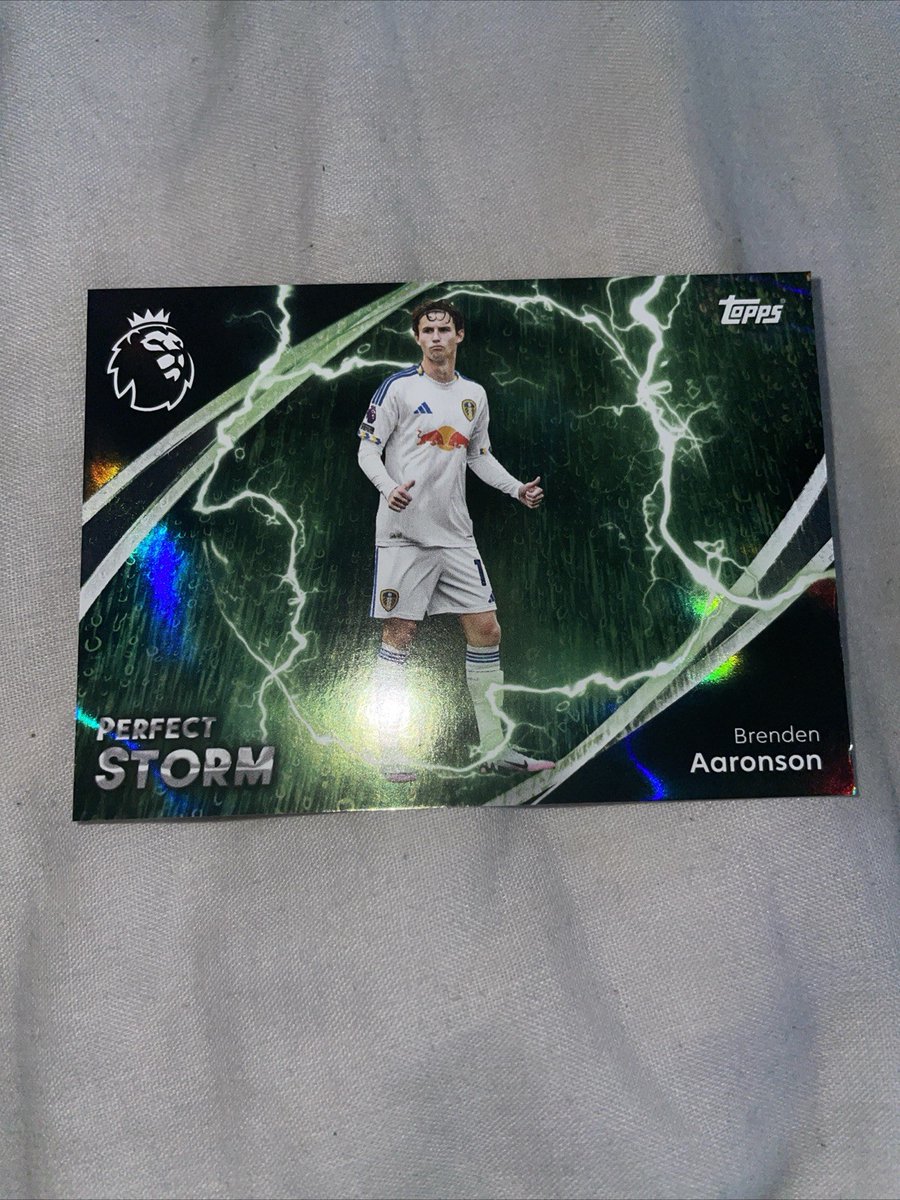 LUFCcollectible's tweet image. Brendan Aaronson Perfect Storm Case Hit SSP Topps Premier League 25/26 Leeds Utd

£10.53 currently

8 bids

Ends Sun 12th Oct @ 12:43pm

ebay.co.uk/itm/1977595598…

#ad #lufc #alaw #mot