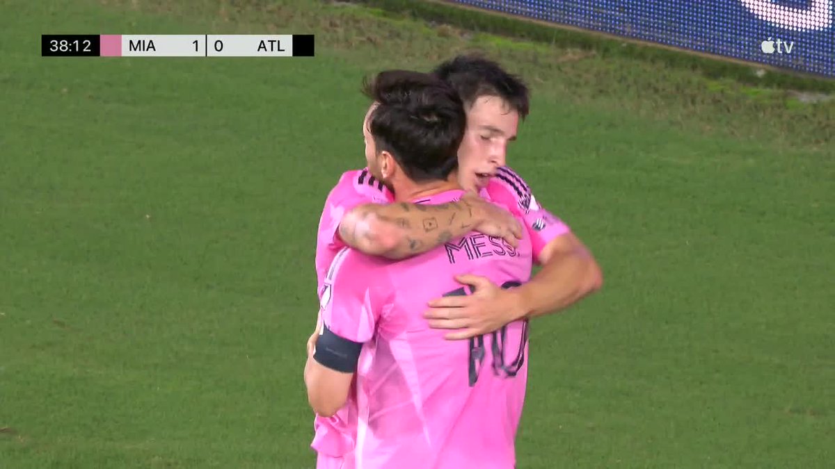 SC_ESPN's tweet image. GOLAZO DE LEO MESSI Y LO FESTEJAN SUS COMPAÑEROS DE LA SELECCION: la Pulga marcó el 1-0 de Inter Miami vs. Atlanta United en la #MLS.
📺 #MLS on Apple