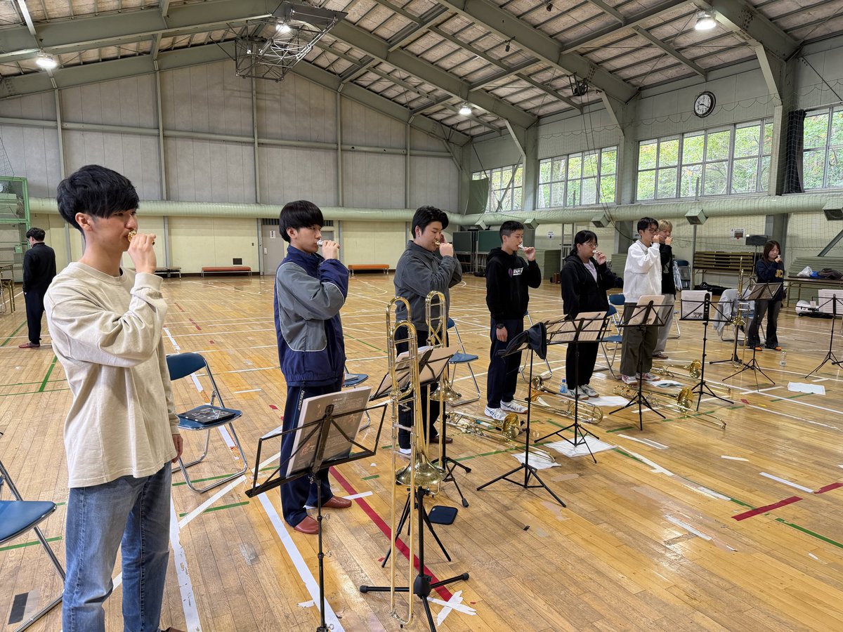 trombone_camp's tweet photo. 2日目はウォームアップ講座からスタート！
約1時間後、フォルティッシモを全力で吹けるようにするウォームアップを、中野先生から伝授して頂きます🎺 https://t.co/dcVezFSIzJ