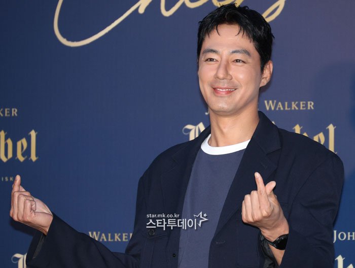 Cha Tae Hyun reveals #ZoInSung keeps on buying cheap things, as he himself asked for gifts from his friends for his and Insung's new Base Camp company office 😅

watch video:
▶️ youtu.be/XQ_sDlAR01Q?si…
19:40 mark

biz.chosun.com/en/en-entertai…
#joinsung #조인성