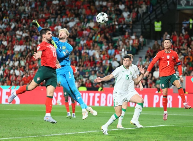 noobzcorp's tweet image. 🇵🇹⚽️🇮🇪 FT Portugal 1-0 Republic of Ireland. Ronaldo&apos;s penalty was saved before Rúben Neves headed home in added time. It was a one sided clash in Lisbon where the Boys in Green parked the bus. Match report and flag analysis for @PortuGoal1.

➡️shorturl.at/gYLgZ