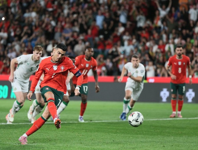 noobzcorp's tweet image. 🇵🇹⚽️🇮🇪 FT Portugal 1-0 Republic of Ireland. Ronaldo&apos;s penalty was saved before Rúben Neves headed home in added time. It was a one sided clash in Lisbon where the Boys in Green parked the bus. Match report and flag analysis for @PortuGoal1.

➡️shorturl.at/gYLgZ