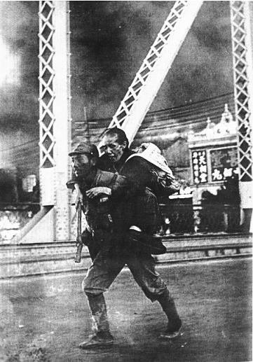 terimakasih0001's tweet image. こ、これは❗中国人さん達が老婆を救う中国兵だと大絶賛❗ 

していたら、実は日本兵だとわかって無かった事にした、中国人老婆を背負う日本兵じゃないか❗

(◍•ᴗ•◍)