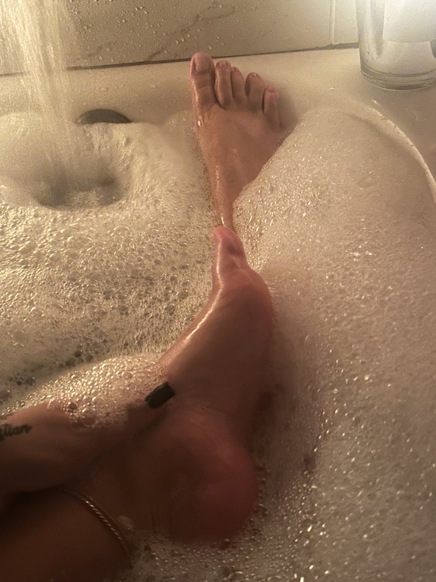 ArchesofBlaze's tweet photo. Another Saturday bath with lovely toes and arches for you to enjoy 😉

#footfetısh #feetworshi̇p #higharches https://t.co/4NrHocJC3d