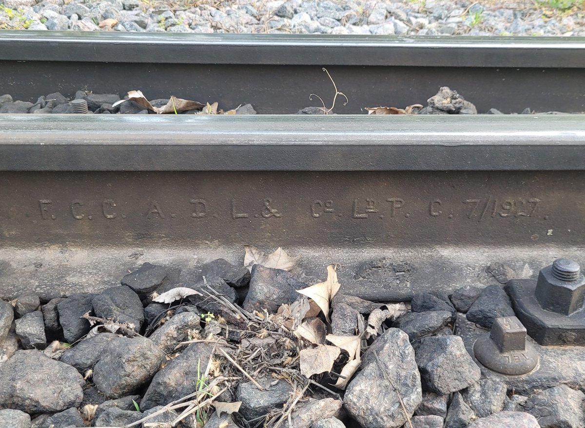 Este riel inglés en Villa Ballester es de 1927 ! 
Pronto a cumplir 100 años, que maravilla de manufactura de calidad.