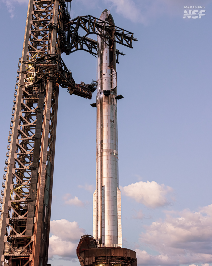 _mgde_'s tweet image. Ladies and gents, we have a full stack! 

The last with Block 2 variants of Super Heavy and Ship on Pad 1...feels special, this one.

Booster 15-2 and Ship 38 are ready for a night under the stars.

📸 - @NASASpaceflight 

📺 - youtube.com/live/0ze8wxTE_…