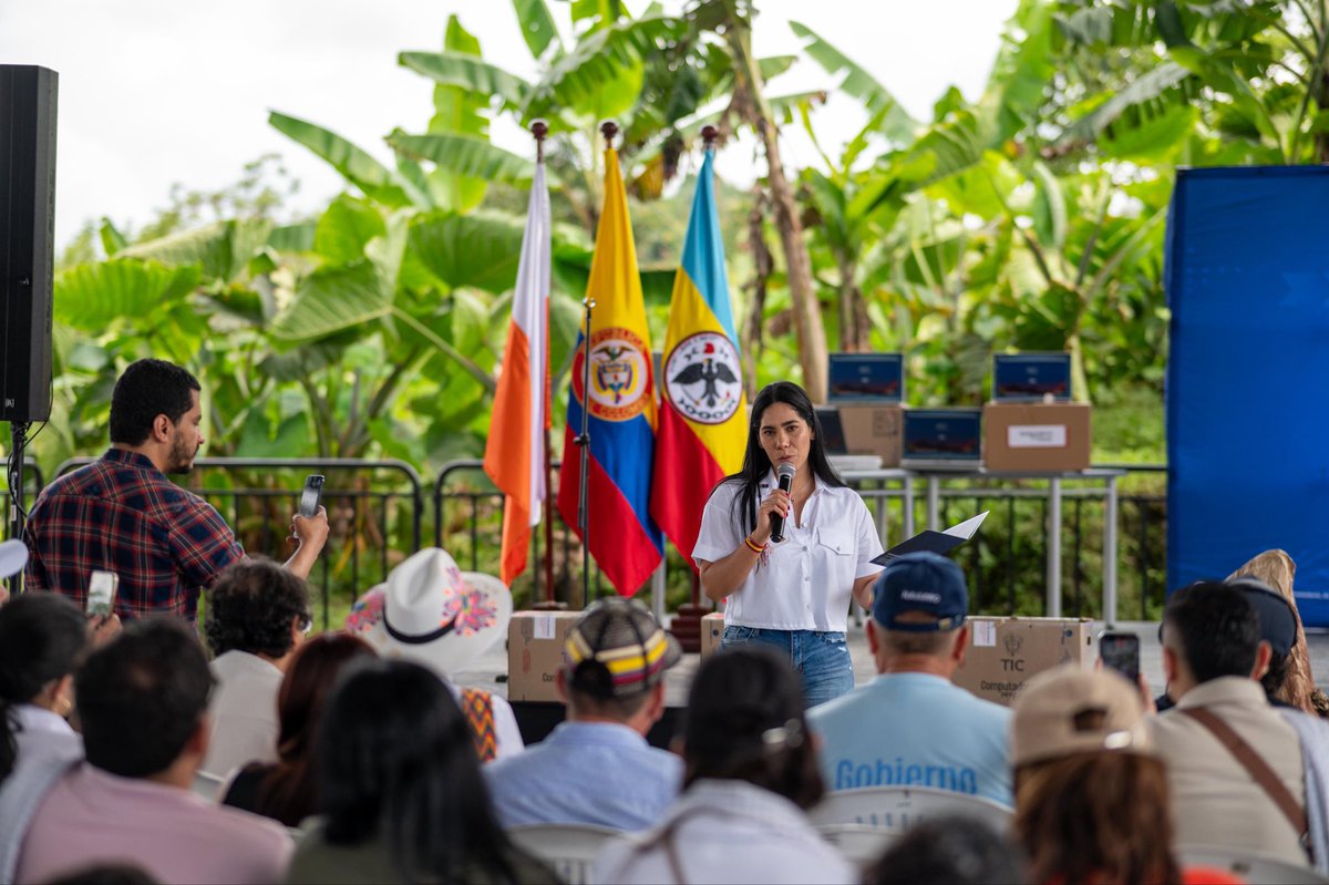 CarinaMurciaY's tweet image. Como ministra, me llena de orgullo ver cómo los resultados empiezan a sentirse en los territorios.
Esto no es solo un mandato del presidente Gustavo Petro, es también un mandato de las regiones, de la gente que por años estuvo apartada y que hoy le dice a Colombia: ❞𝐚𝐪𝐮𝐢́…