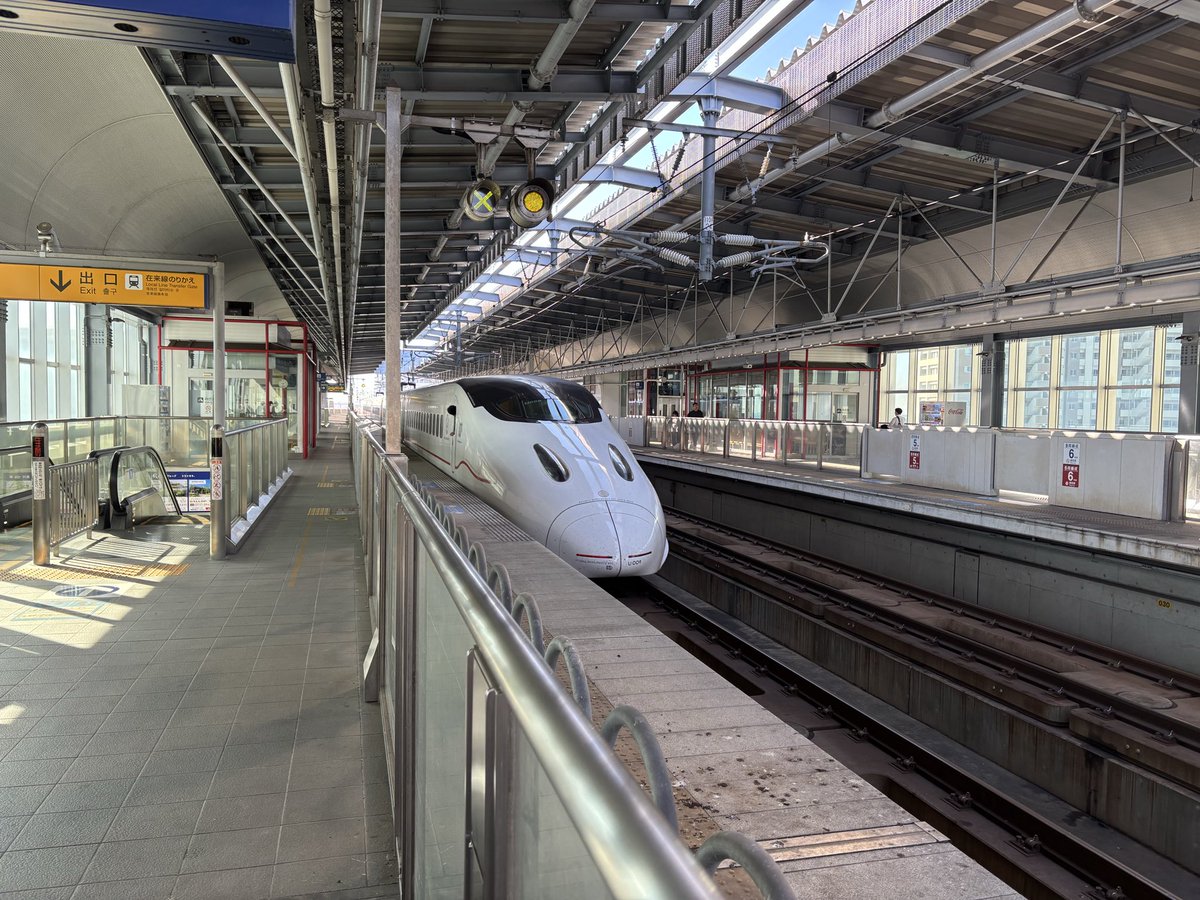 久しぶりの九州新幹線

【鹿児島まで義父の希望日帰り旅行】

日頃は車での移動が殆どだけど、義父が希望して急遽、日帰りで強行旅行。

３連休中日で思ってたより人が少ない。

リフレッシュしよう！