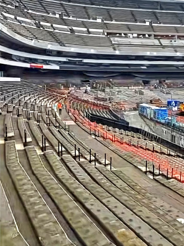 MXESTADIOS's tweet image. Avances en el Azteca.
Ya terminaron de colar toda la nueva grada inferior.
Aún falta mucho pero ya se ven avances.