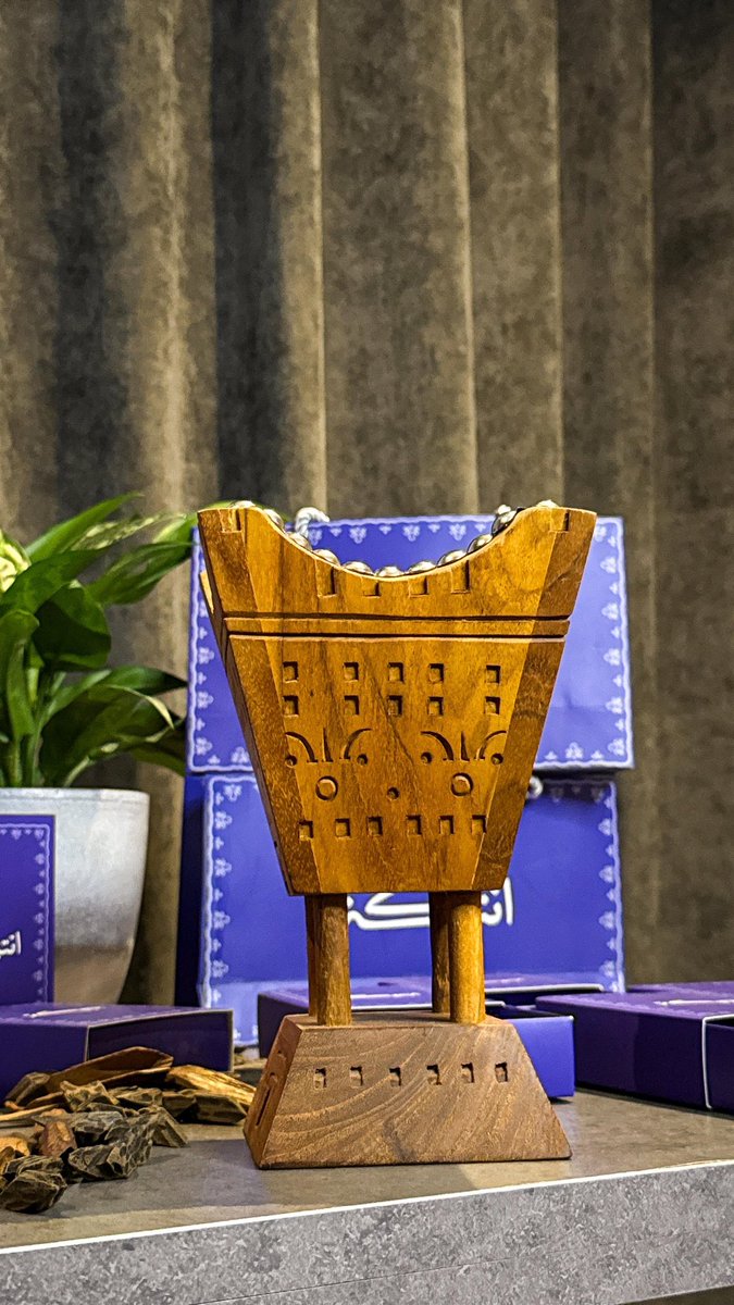 مبخرة من خشب التيك ، 
أناقة طبيعية وجودة تحكي عن نفسها ،

إذا كنت من محبين التفاصيل الفاخرة، بتكون قطعتك المفضلة .

متوفر بكميات محدودة في الموقع الرسمي  .

#مباخر #مبخر #مبخرة #عود #العود_الأزرق #موروكي #الوفد_القطري #السعودية #عود_فاخر #دهن_عود #خشب #عود_طبيعي #عود_محسن #بخور