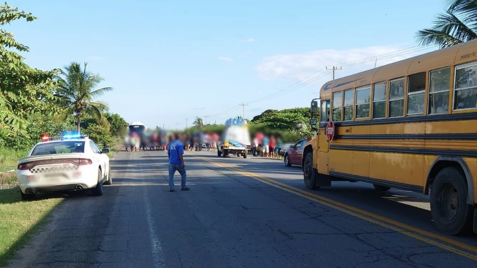 GN_Carreteras's tweet image. #TomePrecauciones en #Veracruz se registra cierre total de circulación por presencia de personas, cerca del km 074+500 de la carretera Poza Rica-Veracruz. Atienda indicación vial.