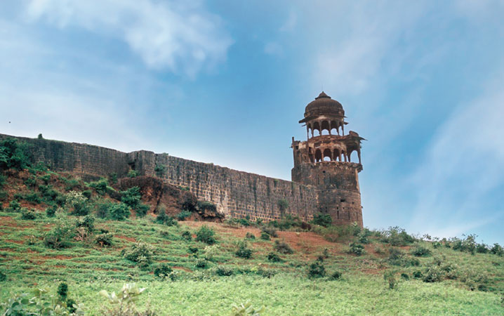 🏰 Step back in time at #BajrangarhFort — ancient ramparts, sweeping views &amp; a fortress full of stories! ⚔️

🌄 Discover more: touristinindia.com/bajrangarh-for…

#HeritageIndia #History #TravelBackInTime #ExploreIndia