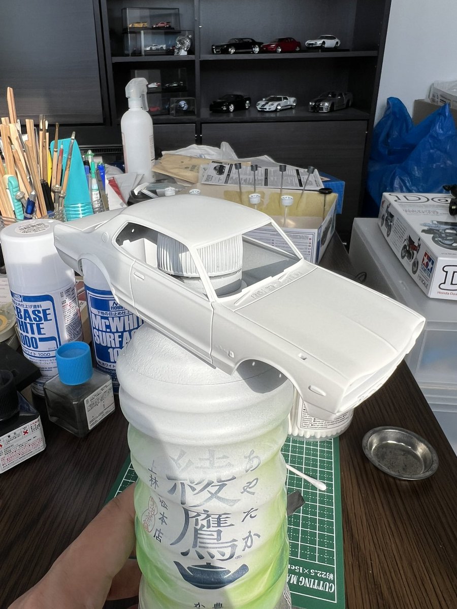 macchan2011's tweet image. 体調回復したので、久々にプラモ

スリットの筋彫り辛すぎた

楽プラなのに楽じゃない、、、

缶スプレーでボディー色を塗装

＃楽プラ
#ハコスカ