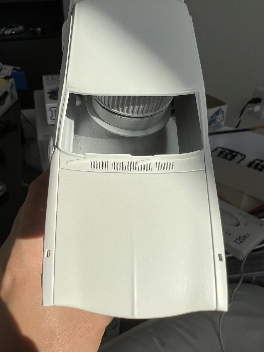 macchan2011's tweet image. 体調回復したので、久々にプラモ

スリットの筋彫り辛すぎた

楽プラなのに楽じゃない、、、

缶スプレーでボディー色を塗装

＃楽プラ
#ハコスカ