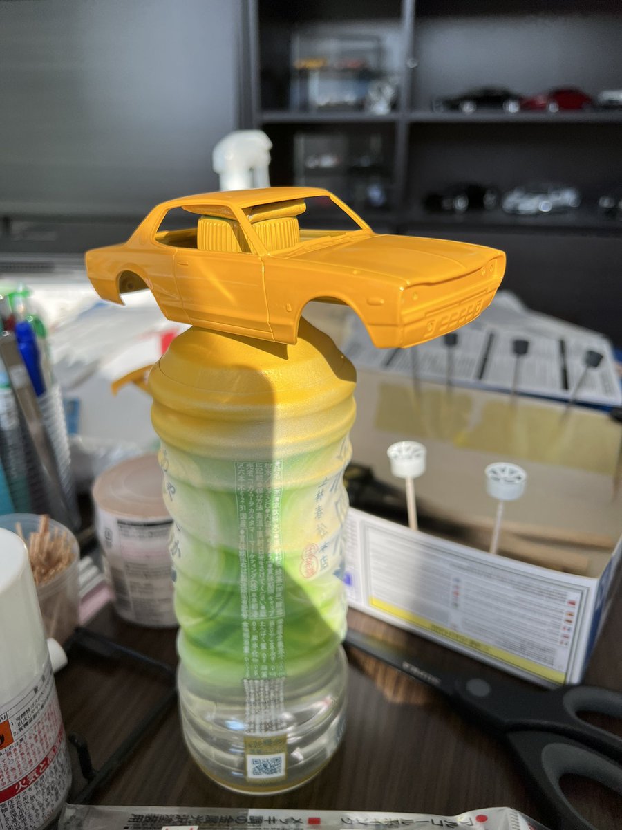 macchan2011's tweet image. 体調回復したので、久々にプラモ

スリットの筋彫り辛すぎた

楽プラなのに楽じゃない、、、

缶スプレーでボディー色を塗装

＃楽プラ
#ハコスカ