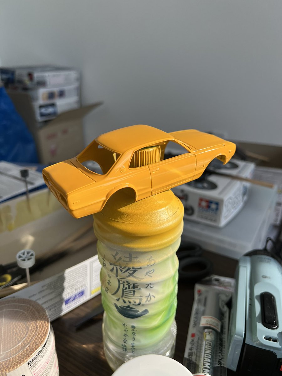 macchan2011's tweet image. 体調回復したので、久々にプラモ

スリットの筋彫り辛すぎた

楽プラなのに楽じゃない、、、

缶スプレーでボディー色を塗装

＃楽プラ
#ハコスカ