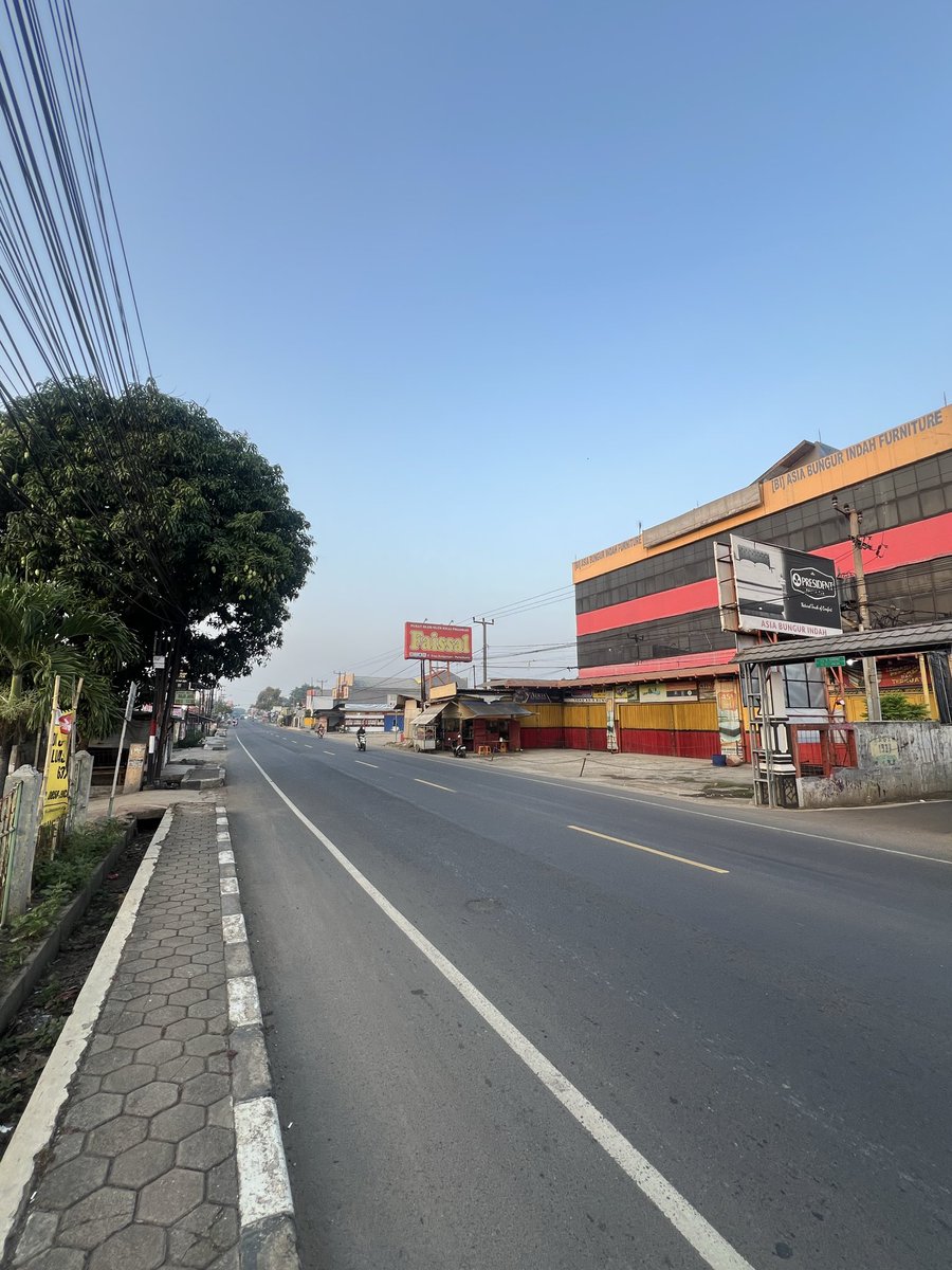 ramenow's tweet image. A lovely #Sunday morning run, getting a feel for the local life and streets of Purwakarta. From quiet roads to lovely spots like this. Hello, Purwakarta! Happy Sunday!🌅👋🫶🏻
#Purwakarta #WestJava #Indonesia #JoggingTime #SundayMorning #FirstMorningInPurwakarta #TravelIndonesia…