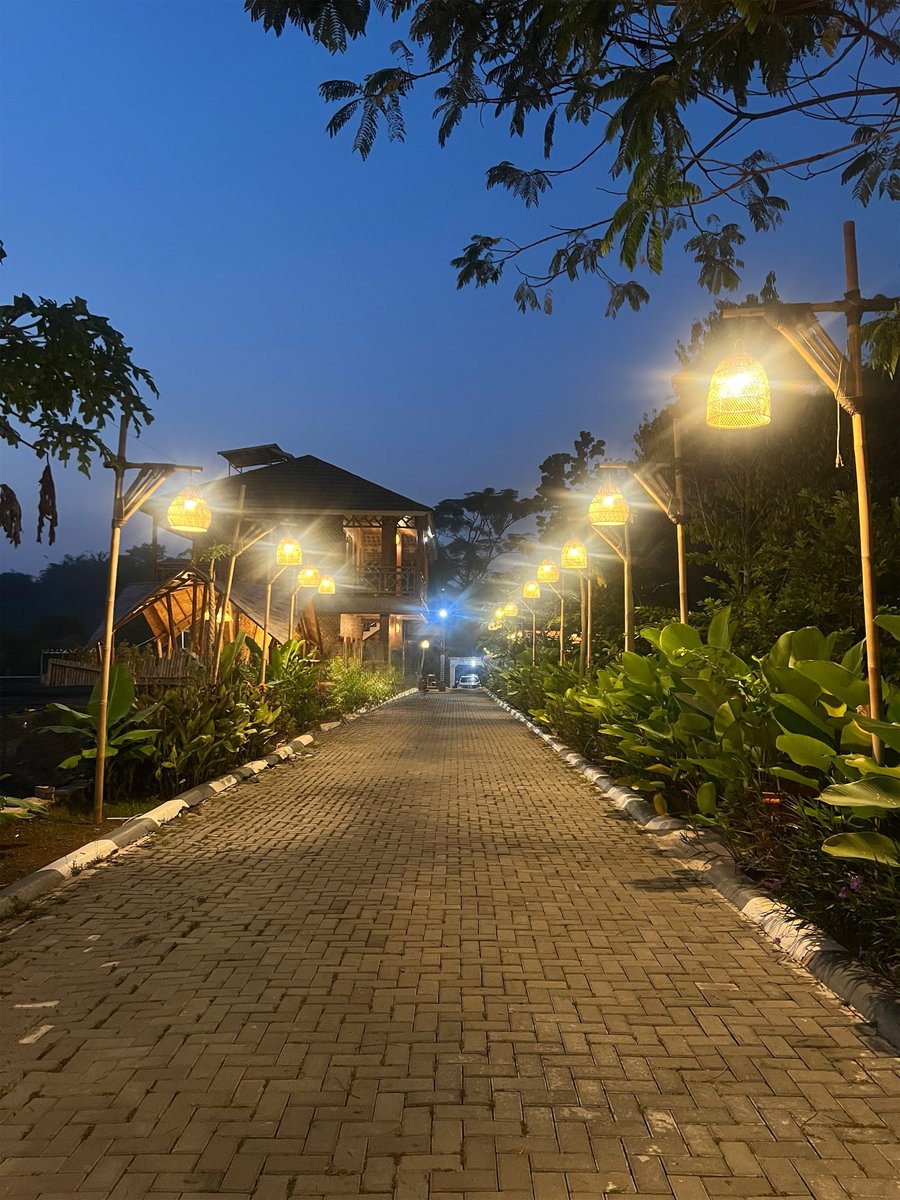ramenow's tweet image. A lovely #Sunday morning run, getting a feel for the local life and streets of Purwakarta. From quiet roads to lovely spots like this. Hello, Purwakarta! Happy Sunday!🌅👋🫶🏻
#Purwakarta #WestJava #Indonesia #JoggingTime #SundayMorning #FirstMorningInPurwakarta #TravelIndonesia…