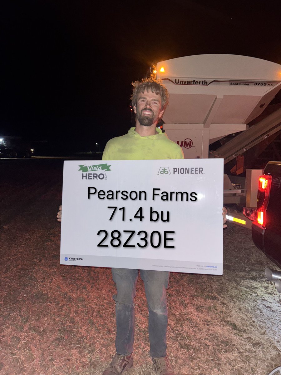 Thanks to Pearsons for the weigh off for #yieldheroeast and to Ericka for weighing it off! Another great yield! Love to see it. #pioneer100 <a href="/PioneerSeedsCA/">Pioneer Seeds Canada</a> <a href="/grantpearson17/">grant pearson</a>