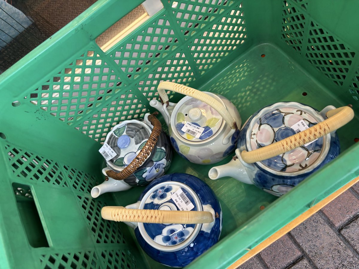 TAKASO_SALES's tweet photo. 【2025 #かっぱ橋道具まつり】No15
陶器部店頭特価品の顔ぶれ
さて今日はどんな掘り出し物と
出逢いますか❣️
#TAKASO
#おすすめ
#お買い得情報
#かっぱ橋セール
#かっぱ橋まつり
#高橋総本店
#陶器部 https://t.co/htCTdQTtvX
