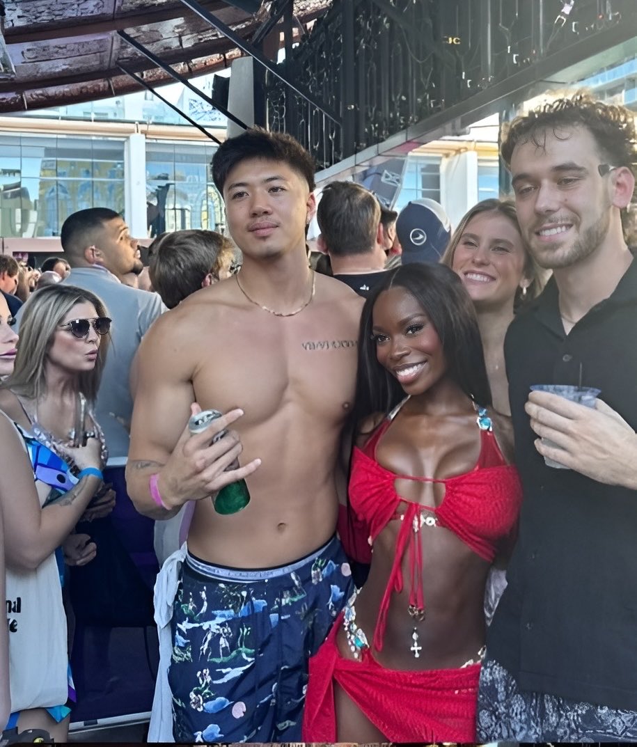 Who’s the guy on the left 😏😏