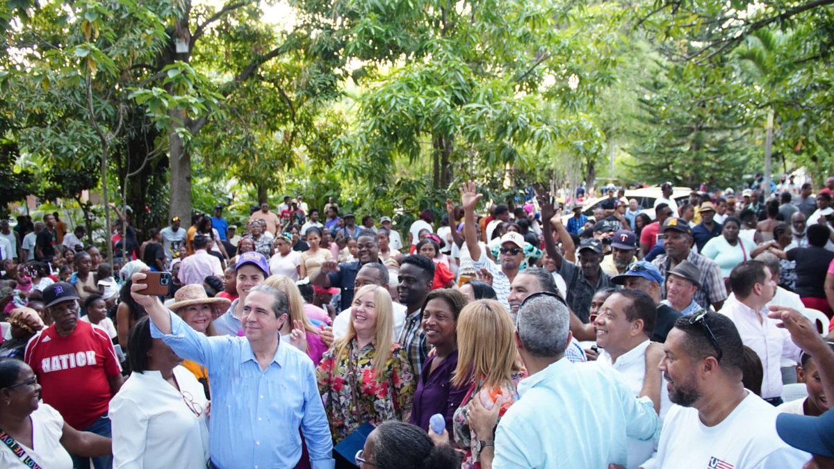 FJavierGarciaF's tweet photo. ¡Gracias, San Cristóbal!
Juntos vamos a lograr el país que merecemos.
Este gobierno abandonó nuestras provincias y frenó el desarrollo, pero la esperanza sigue viva.
Con trabajo y compromiso, volveremos a poner a la República Dominicana en marcha. 🇩🇴
#FranciscoJavierGarcía https://t.co/XLf1flPnD9