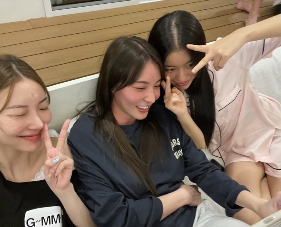 yuriTH_JP's tweet image. ♡jingjing’s  post←ciize💬
jingjing:私たちの仲間、まだ元気！最高〜🥳

ciize:逃げるように帰って寝たよ〜
早く部屋に戻ってね、先輩

これ深夜テンションだろ😂
 #kapookphat 
 #ciizezphr
 #jingjingyu
 #kapookciize