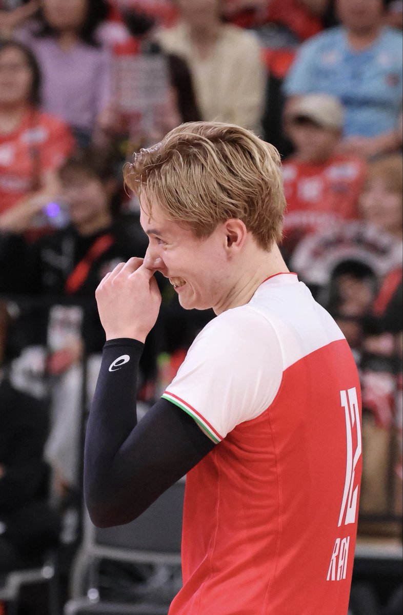 vbtsuri's tweet image. 祐希さんのBAをブロックし、嬉しさ溢れ出る、からの、すぐさまやり返され、苦笑い気味ながらバレーの駆け引き、おもしれー的なことも感じているに違いない藍くん。

2025.10.8
サントvsペルージャ
有明アリーナ